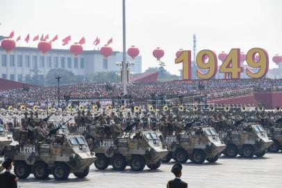  Military vehicles drive in a military parade at Tiananmen Square in Beijing on October 1, 2019, to mark the 70th anniversary of the founding of the Peoples Republic of China. (Photo by GREG BAKER / AFP)Editoria: POLLocal: BeijingIndexador: GREG BAKERSecao: politics (general)Fonte: AFPFotógrafo: STF<!-- NICAID(14271911) -->