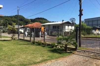 Prefeitura realiza higienização nas ruas da Vila Jansen em Farroupilha<!-- NICAID(14462818) -->