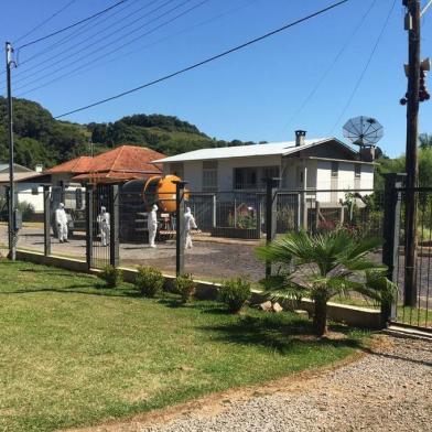 Prefeitura realiza higienização nas ruas da Vila Jansen em Farroupilha<!-- NICAID(14462818) -->