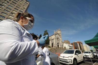 CAXIAS DO SUL, RS, BRASIL, 26/03/2020Filas para vacinação na praça danteRita - 54 9 9629 1070(Lucas Amorelli/Agência RBS)<!-- NICAID(14461514) -->