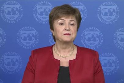 A diretora-gerente do Fundo Monetário Internacional (FMI), Kristalina Georgieva, afirmou nesta sexta-feira (27) que a pandemia de coronavírus levou a economia mundial a uma recessão, e fundos maciços serão necessários para ajudar os países em desenvolvimento. As declarações foram dadas durante uma entrevista coletiva virtual.<!-- NICAID(14463347) -->