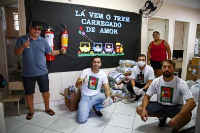  PORTO ALEGRE, RS, BRASIL, 25-03-2020: Ação Cesta Solidária na Creche Pé de Moleque, no Bairro Humaitá, entregou cestas básicas e mantimentos para serem distribuídos no bairro, visando amenizar a situação de pessoas que não podem trabalhar durante a quarentena do Corona Vírus (FOTO FÉLIX ZUCCO/AGÊNCIA RBS, Editoria de Geral).