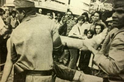  A captura do exibicionista e doente mental levou mais de duas hora e deu muito trabalho aos policiais da BM.  Dia 28 de junho de 1978.<!-- NICAID(14462444) -->