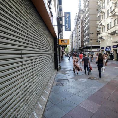  PORTO ALEGRE, RS, BRASIL - 2020.02.25 - Crise econômica. Impacto do Coronavírus é visto com comércio fechado, poucas pessoas na rua e consumo reduzido. (Foto: André Ávila/Agência RBS)Indexador: Andre Avila<!-- NICAID(14461022) -->