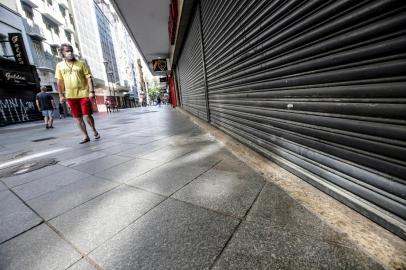  PORTO ALEGRE, RS, BRASIL - 2020.03.27 - Coronavírus - crise econômica. Em meio a paralisação de comércios, lojas fechadas, governos flexibilizam abertura de casas lotéricas e igrejas. (Foto: André Ávila/Agência RBS)Indexador: Andre Avila<!-- NICAID(14463223) -->