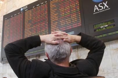  An investor watches the Australian Stock Exchange board in Melbourne, showing the sharemarket with heavy losses as investors pummelled Australias sharemarket and currency on September 16, 2008, in the wake of the Lehman Brothers collapse, ignoring assurances from Prime Minister Kevin Rudd that the economy remained strong.   As Australian banks downplayed their exposure to the US investment bank, Rudd acknowledged the financial crisis that caused Lehmans collapse was deepening but expressed confidence Australia could weather the storm.  We are in a period of global financial crisis, which has been running now since last year and it has become more intense, he told reporters.  AFP PHOTO/William WEST (Photo by WILLIAM WEST / HERALD SUN / AFP)Editoria: FINLocal: MelbourneIndexador: WILLIAM WESTSecao: business (general)Fonte: HERALD SUN<!-- NICAID(14460999) -->