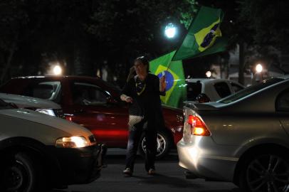  CAXIAS DO SUL, RS, BRASIL, 27/03/2020 - As 19 horas de sexta feira,  Carreata de pessoas que pedem para reabrir seus negócios, contrariando medidas para ficar em distanciamento social, por conta do coronavírus. (Marcelo Casagrande/Agência RBS)<!-- NICAID(14463600) -->