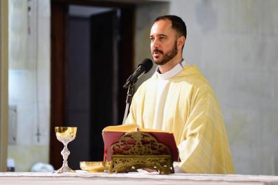 Luciano da Costa Massullo, pároco da Igreja São Pedro, que está transmitindo missa pela internet.<!-- NICAID(14463447) -->