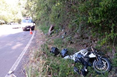 Acidente deixa motociclista morto em Nova Petrópolis neste sábado. Vítima é Carlos Eduardo Rech, 38 anos<!-- NICAID(14463828) -->