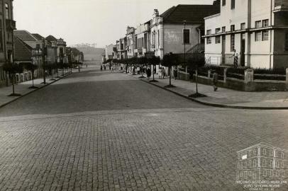 Rua Visconde de Pelotas, entre a rua Sinimbu e a Avenida Júlio e Castilhos. Vê-se à direita, a antiga sede dos Correios e Telégrafos, a Livraria Saldanha e, mais ao fundo, o prédio do Museu Municipal (antiga prefeitura e intendência). À esquerda, a antiga sede do Recreio da Juventude (posteriormente Farmácia do Círculo Operário Caxiense) <!-- NICAID(14463170) -->