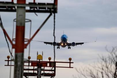  PORTO ALEGRE, RS, BRASIL, 06-10-2017. Matéria aponta alguns dos problemas mais antigos da Capital, por que eles demoram a ser resolvidos e o que falta para saírem do papel. Na foto: Pista do aeroporto Salgado Filho (FERNANDO GOMES/AGÊNCIA RBS)<!-- NICAID(13194809) -->