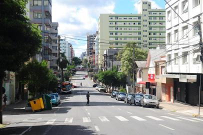  CAXIAS DO SUL, RS, BRASIL,21/03/2020. Estado de Calamidade - Coronavírus - pandemia muda a rotina das cidades. Ruas de Caxias do Sul vazias, na manhã deste sábado. Na foto, vista da rua Pinheiro Machado em frente ao hotel Blue Tree Towers em São Pelegrino. (Porthus Junior/Agência RBS)<!-- NICAID(14458076) -->