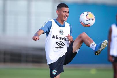 RS - FUTEBOL/TREINO GREMIO  - ESPORTES - Jogadores do Gremio realizam treino durante a tarde desta sexta-feira, na preparaÃ§Ã£o para o Campeonato Gaucho 2020. FOTO: LUCAS UEBEL/GREMIO FBPANa foto: Patrick, meia do Grêmio