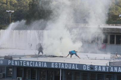 SANTANA DO LIVRAMENTO, RS, 29.03.2020 - REBELIÃO-RS - Presos fazem rebeliÃ£o na Penitenciaria Estadual de Santana do Livramento, no Rio Grande do Sul, neste domingo (29). Causa do motim, segundo Secretaria da AdministraÃ§Ã£o PenitenciÃ¡ria do Estado, seria decisÃ£o judicial que suspendeu a entrada de sacolas nos presÃ­dios gaÃºchos, devido ao coronavÃ­rus. (Foto: Daniel Badra/AgÃªncia Freelancer/Folhapress)<!-- NICAID(14464216) -->