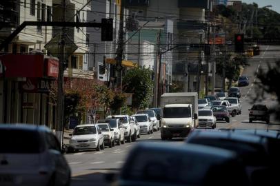  FLORES DA CUNHA, RS, BRASIL, 30/03/2020Comércio reabre em Flores da Cunha durante a pandemia.(Lucas Amorelli/Agência RBS)<!-- NICAID(14464527) -->