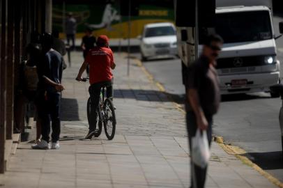  FLORES DA CUNHA, RS, BRASIL, 30/03/2020Comércio reabre em Flores da Cunha durante a pandemia.(Lucas Amorelli/Agência RBS)<!-- NICAID(14464495) -->