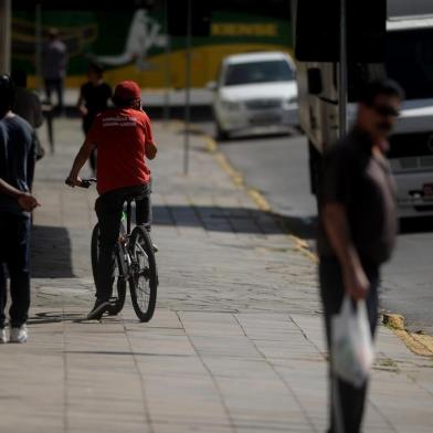  FLORES DA CUNHA, RS, BRASIL, 30/03/2020Comércio reabre em Flores da Cunha durante a pandemia.(Lucas Amorelli/Agência RBS)<!-- NICAID(14464495) -->