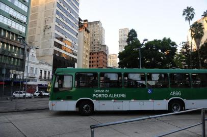  PORTO ALEGRE, RS, BRASIL,30/03/2020-  Movimentação nos terminais e paradas de ônibus de Porto Alegre. Foto: Ronaldo Bernardi \ Agencia RBS<!-- NICAID(14464411) -->