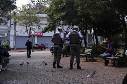  CAXIAS DO SUL, RS, BRASIL, 26/03/2020 -  BM nas ruas - como está o policiamento neste momento de crise. A cidade está vazia? O que os PMs tem encontrado? As pessoas aceitam as orientações de ficar em casa?  NA FOTO: Brigada orienta frequentadores da praça a irem para suas casas. (Marcelo Casagrande/Agência RBS)<!-- NICAID(14462013) -->