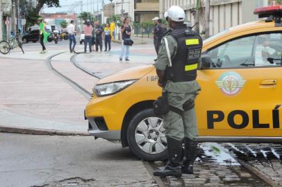 Carreata Brasil nÃ£o pode parar no RecifeRECIFE, PE - 30.03.2020: CARREATA BRASIL NÃO PODE PARAR NO RECIFE - Carreata confirmada pelos os empresários pernambucanos Brasil não pode parar no Marco bero bairro do Recife Antigo(30), não apareceu nenhum carro na concentração. A Secretaria de Seça Publica lica do Estado(SDS) enviou um efetivo para multar e apreender veículos seguindo a orientação do MPPE. Apenas alguns apoiadores do movimento estiveram no local sem carros, alguns apoiadores estacionaram em ruas próximas a concentração fizeram fotos e foram embora. (Foto: Veetmano Prem /Fotoarena/Folhapress) ORG XMIT: 1899673<!-- NICAID(14464795) -->