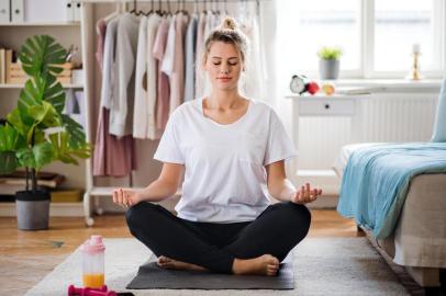 Young woman doing yoga exercise indoors at home, meditating.PORTO ALEGRE, RS, BRASIL,30/03/2020, Meditação, epiritualidade, zen. Foto: Halfpoint / stock.adobe.comFonte: 303989517<!-- NICAID(14464869) -->