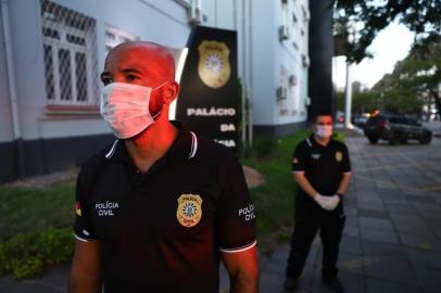  PORTO ALEGRE, RS, BRASIL - 30.03.2020 - Justiça torna obrigatório o uso de máscaras para agentes da polícia. (Foto: Isadora Neumann/Agencia RBS)<!-- NICAID(14465043) -->