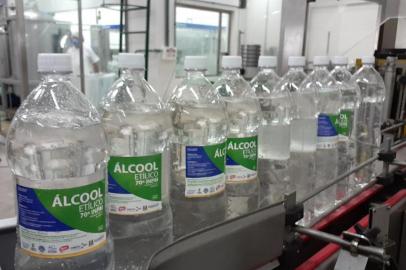 Empresa de Pelotas produz álcool para doação a hospitais<!-- NICAID(14465418) -->