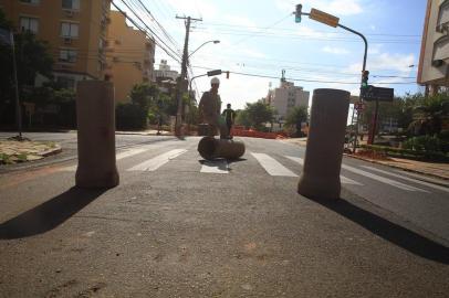  PORTO ALEGRE, RS, BRASIL, 01/04/2020- Obra causa novo bloqueio de trânsito na Anita Garibaldi. Na foto- Rua Francisco Petuco na esquina com a rua Anita Garibaldi   Foto: Tadeu Vilani / Agencia RBS<!-- NICAID(14466464) -->