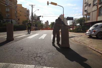  PORTO ALEGRE, RS, BRASIL, 01/04/2020- Obra causa novo bloqueio de trânsito na Anita Garibaldi. Na foto- Rua Francisco Petuco na esquina com a rua Anita Garibaldi   Foto: Tadeu Vilani / Agencia RBS<!-- NICAID(14466467) -->