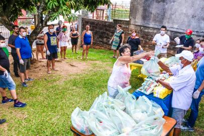 Entrega de alimentos na Lomba do Pinheiro - Porto Alegre - Assentados do MST doam 12 toneladas de arroz orgânico para repasses a famílias carentes no RS 