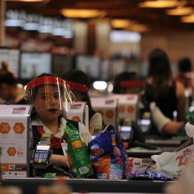  CAXIAS DO SUL, RS, BRASIL, 01/04/2020 - Fotos para reportagem sobre quais os cuidados que devemos ter para ir ao supermercado e usar delivery, e como os mercados estão agindo com funcionários e clientes. NA FOTO: proteção individyal para caixas de supermercado, e limpeza com álcool gel frequentemente. (Marcelo Casagrande/Agência RBS)<!-- NICAID(14466777) -->