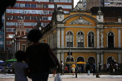  PORTO ALEGRE, RS, BRASIL, 01-04-2020: Centro de Porto Alegre durante a pandemia do Corona Vírus, marcado por um cenário de poucas pessoas se quando comparado ao seu movimento normal. Na foto, movimento na Rua Voluntários da Pátria, Mercado Público ao fundo, às 15h30  (FOTO FÉLIX ZUCCO/AGÊNCIA RBS, Editoria de Porto Alegre).<!-- NICAID(14466952) -->