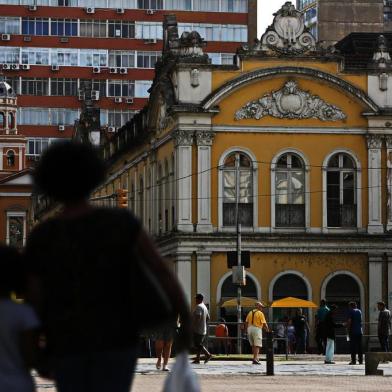  PORTO ALEGRE, RS, BRASIL, 01-04-2020: Centro de Porto Alegre durante a pandemia do Corona Vírus, marcado por um cenário de poucas pessoas se quando comparado ao seu movimento normal. Na foto, movimento na Rua Voluntários da Pátria, Mercado Público ao fundo, às 15h30  (FOTO FÉLIX ZUCCO/AGÊNCIA RBS, Editoria de Porto Alegre).<!-- NICAID(14466952) -->