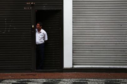  PORTO ALEGRE, RS, BRASIL, 01-04-2020: Centro de Porto Alegre durante a pandemia do Corona Vírus, marcado por um cenário de poucas pessoas se quando comparado ao seu movimento normal. Na foto, movimento na Rua dos Andradas, às 14h  (FOTO FÉLIX ZUCCO/AGÊNCIA RBS, Editoria de Porto Alegre).<!-- NICAID(14466942) -->