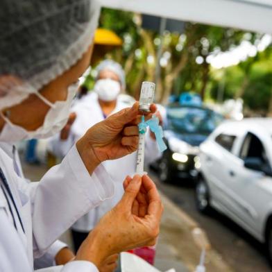 PORTO ALEGRE, RS, BRASIL, 01-04-2020: Vacinação contra a gripe para idosos no Posto de Saúde Iapi. (Foto: Mateus Bruxel / Agência RBS)<!-- NICAID(14466648) -->