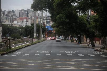  PORTO ALEGRE, RS, BRASIL - 2020.03.16 - Em dia de vários cancelamentos de aulas em escolas e empresas sugerindo homeoffice pela pandemia do Coronavírus, o trânsito de Porto Alegre pode ter diminuído. Fotos tiradas entre 18h10 e 18h40. Na foto: Avenida Ipiranga  (Foto: ANDRÉ ÁVILA/ Agência RBS)Indexador: Andre Avila<!-- NICAID(14453465) -->