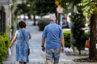  a dos velhos nas ruas: PORTO ALEGRE, RS, BRASIL - 2020.03.23 - Mesmo que prefeitura avise que pessoas com mais de 60 anos serão multadas se saírem sem justificativa, idosos seguem circulando em bairros de Porto Alegre (Foto: ANDRÉ ÁVILA/ Agência RBS)Indexador: Andre Avila<!-- NICAID(14459001) -->