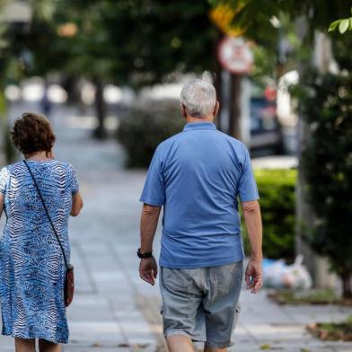  a dos velhos nas ruas: PORTO ALEGRE, RS, BRASIL - 2020.03.23 - Mesmo que prefeitura avise que pessoas com mais de 60 anos serão multadas se saírem sem justificativa, idosos seguem circulando em bairros de Porto Alegre (Foto: ANDRÉ ÁVILA/ Agência RBS)Indexador: Andre Avila<!-- NICAID(14459001) -->