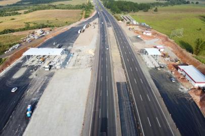 A BR-290, a freeway, será bloqueada a partir das 15h desta quinta-feira (2) na altura do km 60, no sentido Porto Alegre-Litoral, em Gravataí. A intervenção será até junho e ocorre para dar continuidade às obras de transferência da praça de pedágio da CCR ViaSul.<!-- NICAID(14467571) -->