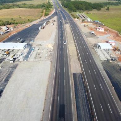 A BR-290, a freeway, será bloqueada a partir das 15h desta quinta-feira (2) na altura do km 60, no sentido Porto Alegre-Litoral, em Gravataí. A intervenção será até junho e ocorre para dar continuidade às obras de transferência da praça de pedágio da CCR ViaSul.<!-- NICAID(14467571) -->