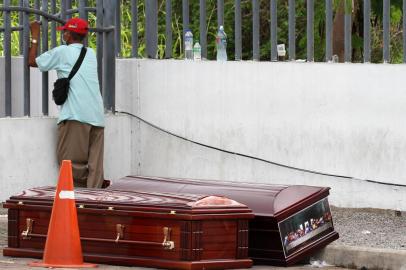  A man wearing a face mask waits for the corpse of a relative outside a hospital in Guayaquil, Ecuador on April 1, 2020. - Residents of Guayaquil, in Ecuadors southwest, express outrage over the way the government has responded to the numerous deaths related to the novel coronavirus, COVID-19, saying there are many more deaths than are being reported and that bodies are being left in homes for days without being picked up. Ecuador marked its highest daily increase in deaths and new cases of coronavirus on Sunday, with the total reaching 14 dead and 789 infected, authorities had said. (Photo by Enrique Ortiz / AFP)Editoria: HTHLocal: GuayaquilIndexador: ENRIQUE ORTIZSecao: diseaseFonte: AFPFotógrafo: STR<!-- NICAID(14467618) -->