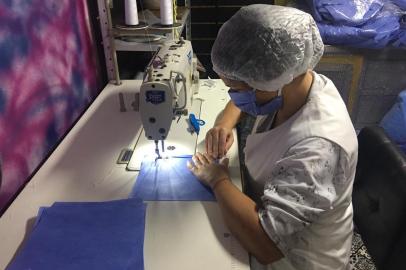 Niura Ramos, 41 anos, é designer de moda em Caxias do Sul e, com parceria de uma empresa de materiais hospitalares (Esterili-Med / Esterilizare) que fornece polipropileno para a produção de máscaras. Além de comercializar a empresas da cidade, ela também distribui para trabalhadores que encontra na rua.<!-- NICAID(14467564) -->