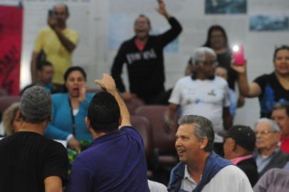  CAXIAS DO SUL, RS, BRASIL (29/08/2017) Impeachmente do Prefeito Daniel Guerra. Maioria da Câmara vota pelo adiamento da votação para acolhimento do impeachment do prefeito Daniel Guerra. Na foto, cidadãos participam ativamente da democracia.  (Roni Rigon/Pioneiro).<!-- NICAID(13117422) -->