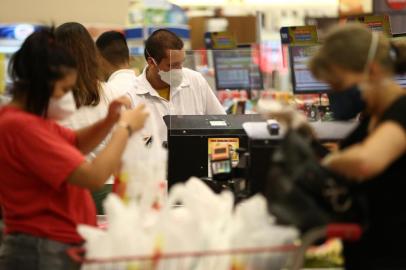  PORTO ALEGRE, RS, BRASIL - 02.04.2020 - Funcionários do Asun Supermercado da Avenida Plínio Brasil Milano começam a usar EPI¿S para atendimento ao público em geral. Fotos no Zaffari da Higienópolis. (Foto: Jefferson Botega/Agencia RBS)Indexador: Jefferson Botega<!-- NICAID(14468001) -->