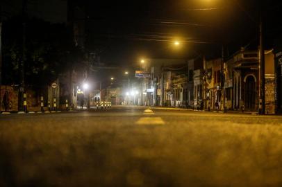  PORTO ALEGRE, RS, BRASIL - 2020.03.26 - Bares fechados em Porto Alegre, apostam na entrega por aplicativo para manter algum movimento. Na foto: Rua João Alfredo. (Foto: ANDRÉ ÁVILA/ Agência RBS)Indexador: Andre Avila<!-- NICAID(14462612) -->