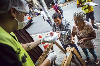  PORTO ALEGRE, RS, BRASIL, 02/04/2020- Restaurantes populares estão distribuindo marmitas para evitar que pessoas almocem lá dentro. É mais um comportamento que reflete o impacto do coronavírus nos nossos hábitos. Foto: Omar Freitas / Agencia RBSIndexador: Omar Freitas