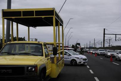  PORTO ALEGRE, RS, BRASIL, 03/04/2020- Iniciada a ação de bloqueios nas entradas de Porto Alegre. Carro de som está na Castelo Branco e na Bento Gonçalves. Na foto: Av.  Castelo Branco. Foto: Ronaldo Bernardi/ Agencia RBS<!-- NICAID(14468305) -->