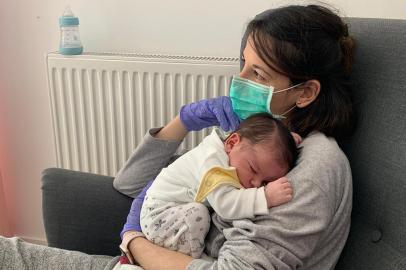 This handout picture courtesy of the Carrillo Muro family dated March 28, 2020 shows Vanesa Muro, 34, holding her baby Oliver, born on March 13, 2020, at their home in Madrid. - For 10 days after giving birth to her first child, Vanesa Muro  was not allowed near him after she tested positive for coronavirus, for fear of infecting her newborn baby. And even though she has since been reunited with her son, neither she nor her husband have been allowed to physically touch him without gloves as they undergo an extended cautionary period of quarantine. (Photo by FAMILY HANDOUT / COURTESY OF THE CARRILLO MURO FAMILY / AFP) / RESTRICTED TO EDITORIAL USE - MANDATORY CREDIT AFP PHOTO / FAMILY HANDOUT / COURTESY OF THE CARRILLO MURO FAMILY - NO MARKETING - NO ADVERTISING CAMPAIGNS - DISTRIBUTED AS A SERVICE TO CLIENTS / TO GO WITH AFP STORY BY Benjamin BOULY RAMES Untouchable: the baby born to a mum with coronavirus<!-- NICAID(14468328) -->