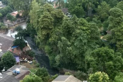 Água do Arroio Tega ficou preta esta semana na região da ponte na Rua Luiz Covolan, próximo ao Enxutão.<!-- NICAID(14468596) -->