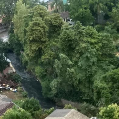 Água do Arroio Tega ficou preta esta semana na região da ponte na Rua Luiz Covolan, próximo ao Enxutão.<!-- NICAID(14468596) -->